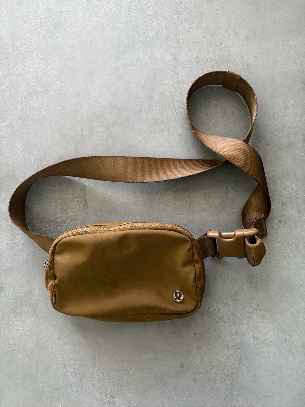Lululemon Everywhere Belt Bag Crossbody Brown Tan OG Metal Logo Adjustable Strap